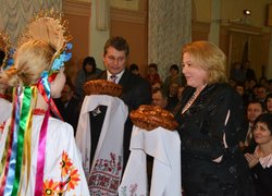Дівчата в національних костюмах вручили ректору університету та гостям свята щедрі, запашні короваї